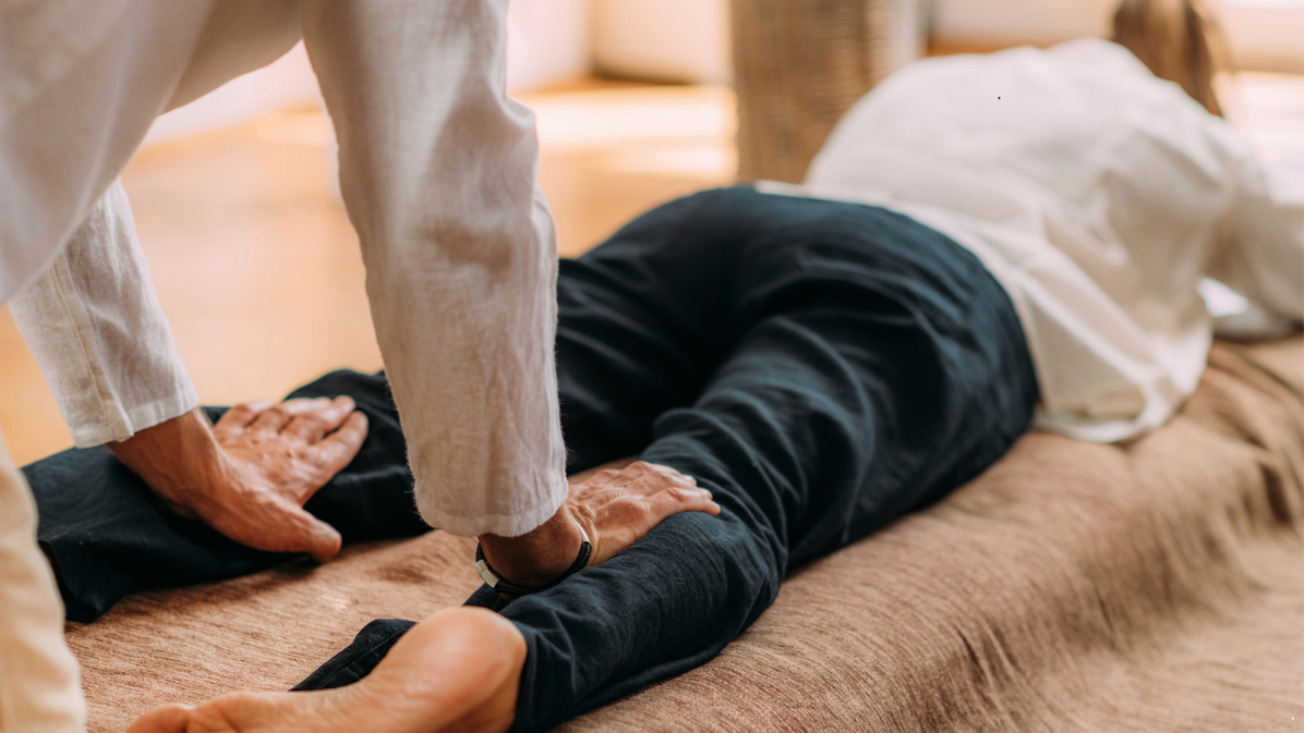 Trattamento Shiatsu sui meridiani energetici